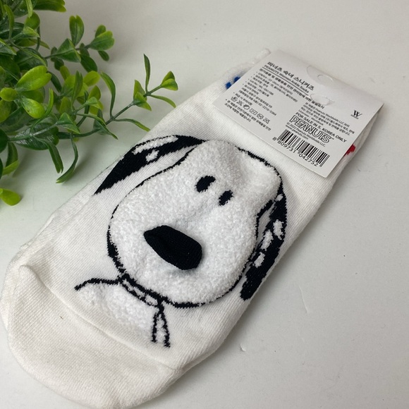 Super cute Snoopy ankle socks Peanuts from Korea fuzzy Snoopy face NWT - Picture 8 of 9